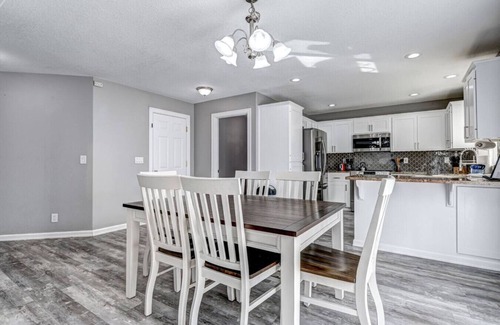 Highland Haus | Large Home, Yard & 3 Car Garage 4/3 - #5204