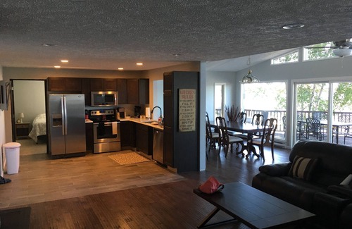 Silver Lake Hütte | Large Lake House 30 Meter vom Wasser entfernt mit eigenem Dock aus der Tür.