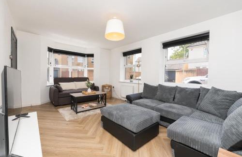 Patchway Haus | Large Modern Home, Free Parking, Families and Contractors Welcome