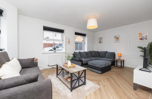 Patchway Haus | Large Modern Home, Free Parking, Families and Contractors Welcome