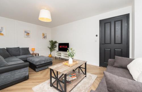 Patchway Haus | Large Modern Home, Free Parking, Families and Contractors Welcome