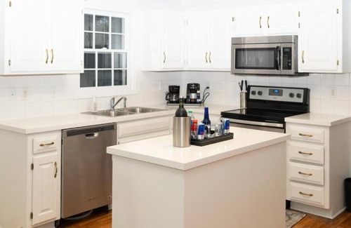 Olathe Haus | LARGE NEW HOME 4BR 3 Bath - PRIVATE ENTIRE HOME - Free WIFi, FULLY FURNISHED