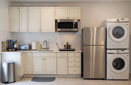 Naples Wohnung | Large, Newly Built 1B Studio w/ Patio, W&D