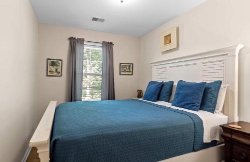 Kendall Haus | Large Open Floor Home with Fire Pit on the Lake