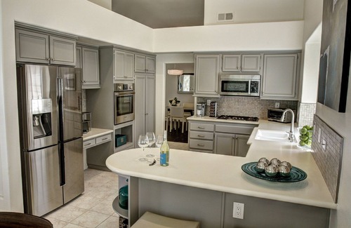 Topaz Haus | GROSS, PRIVATE Yard & Salzwasser, Beheizter Pool / Spa Smart Home Virtuelle 3D-Tour!