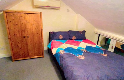 Slough Haus | Large rooms for stay