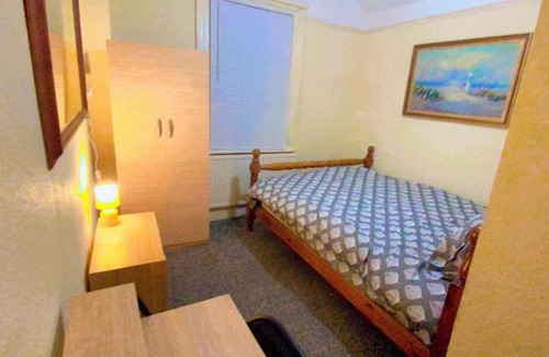 Slough Haus | Large rooms for stay
