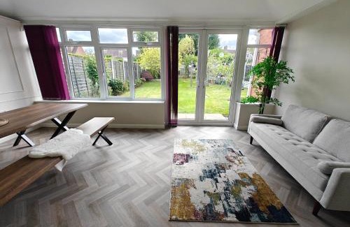 Solihull Haus | Large Spacious 4 Bedroom House Central Solihull- 10 Mins to NEC JLR BHX HS2 M42 Solihull Bypass and More - Driveway Parking X3