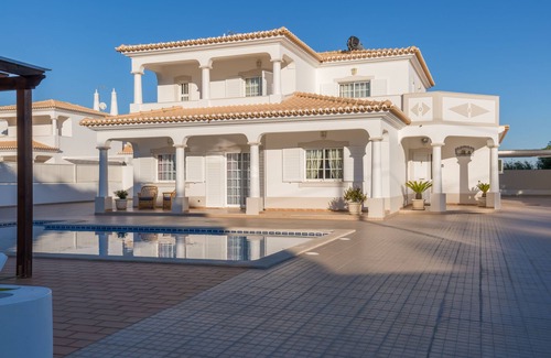 Albufeira Villa | Große, geräumige Villa mit 4 Schlafzimmern, eigenem Pool, Klimaanlage und Meerblick