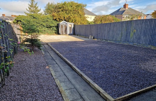 Swindon Haus | Large Swindon House | Big Garden for Photoshoot