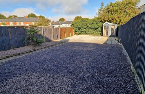 Swindon Haus | Large Swindon House | Big Garden for Photoshoot