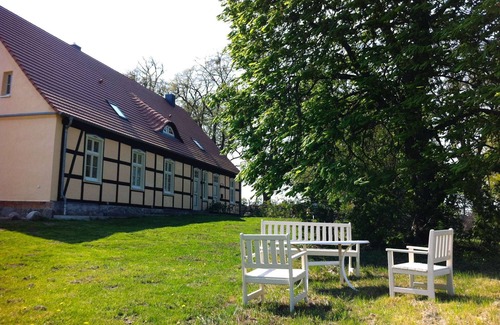 Borrentin Wohnung | Große Ferienwohnung in altem Pastorat mit Kamin und Garten