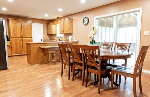 Mountain Grove Haus | Laurie's Place-Luxurious & Spacious Home Sleeps10! Amazing Large Enclosed Patio!