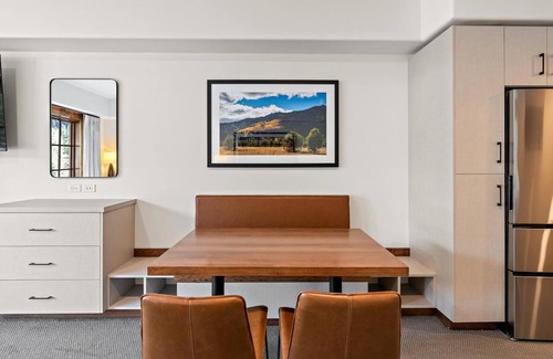 Tamarack Wohnung | Lavish Studio with Balcony