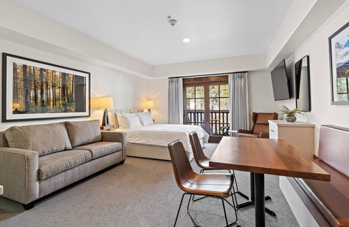 Tamarack Wohnung | Lavish Studio with Balcony