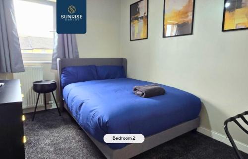 Dundee Wohnung | LAW 1 - INVOICE and REDUCED PRICE are only by SUNRISE SHORT LETS DUNDEE, 4 Rooms, 4 Beds with TV's and Fans, BRAND NEW FURNITURE, FRESHLY REDECORATED Rooms, Free Private Parking, Fully Equipped, Group Favourite, 5 mins TO CENTRE - Long Stays