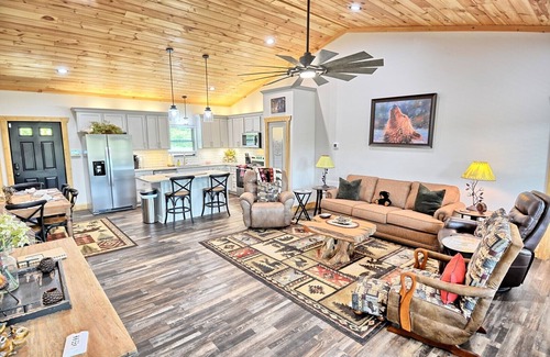 Jefferson Kabine | Lazy Bear Lodge-Open for Bookings! Hot Tub, Fire Pit, WIFI, Pets Considered