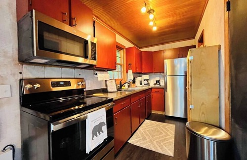 Helen Kabine | Lazy Bear Treehouse Pet Friendly & Min to Helen!