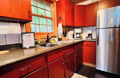 Helen Kabine | Lazy Bear Treehouse Pet Friendly & Min to Helen!