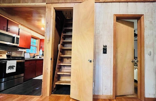 Helen Kabine | Lazy Bear Treehouse Pet Friendly & Min to Helen!