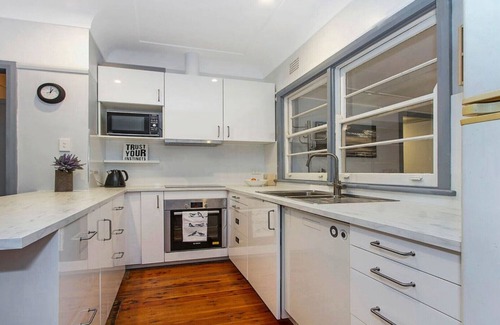 Umina Beach Haus | LAZY DAYS SEASIDE COTTAGE - UMINA STRAND