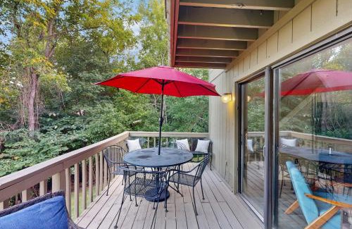 Goodview Haus | Lazy Daze Lakeside Retreat