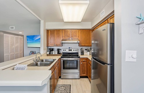 Pensacola Beach Eigentumswohnung | Lazy Dolphin - Beautifully Updated, Convenient Condo with Huge Community Pool & Tennis Court