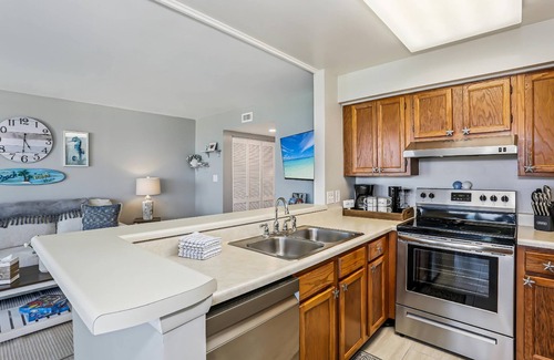 Pensacola Beach Eigentumswohnung | Lazy Dolphin - Beautifully Updated, Convenient Condo with Huge Community Pool & Tennis Court