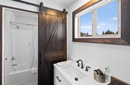 West Yellowstone Hotel | Lazy Duck Inn #27 King Suite