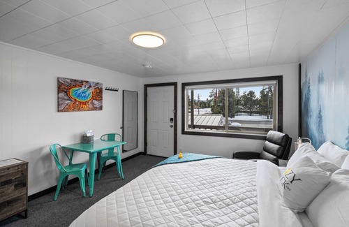 West Yellowstone Hotel | Lazy Duck Inn #28 King Suite