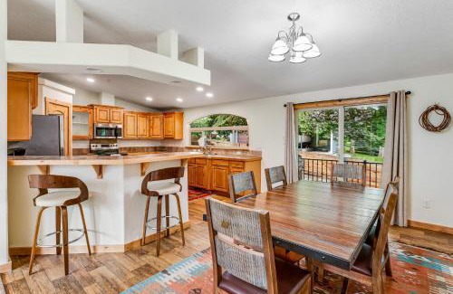 Lakeside Haus | Lazy K on Peaceful Bay - Ranch House