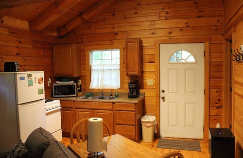 Logan Kabine | Kabine-Eigenes Badezimmer-Standard-Acorn Ridge