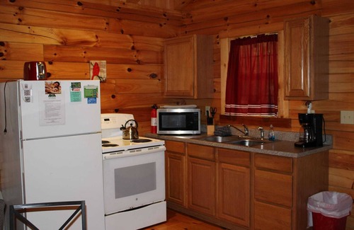 Logan Kabine | Kabine-Eigenes Badezimmer-Standard-Cardinal's Crest