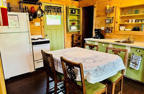 Leeds and the Thousand Islands Kabine | Lazy Maple Cabin on Charleston Lake