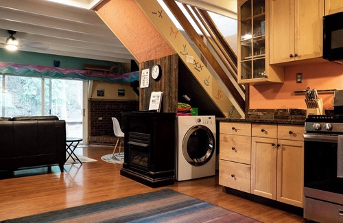 Black Hawk Kabine | Lazy Me ~ A Magical Creek-front Cabin with Hot Tub! Private Woods