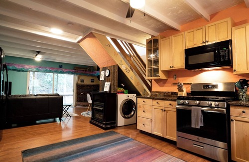 Black Hawk Kabine | Lazy Me ~ A Magical Creek-front Cabin with Hot Tub! Private Woods