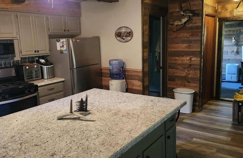Gerlaw Kabine | Lazy Oaks: Charming cabin on pond with A/C in delightful Little York, Illinois