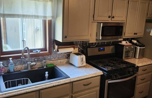 Gerlaw Kabine | Lazy Oaks: Charming cabin on pond with A/C in delightful Little York, Illinois