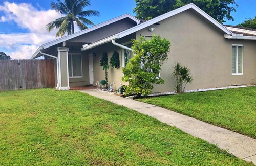 Royal Palm Beach Haus | Lazy Palms