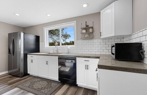 Oconto Haus | Lazy River Villa - Hottub Fenced Yard Sleeps 11