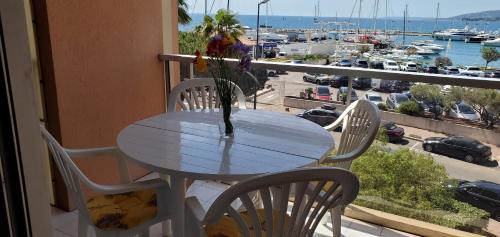 Frejus Port Wohnung | LE CAPITOLE Vue mer Studio cabine 27m2 2 adultes 2 enfants avec climatisation et garage