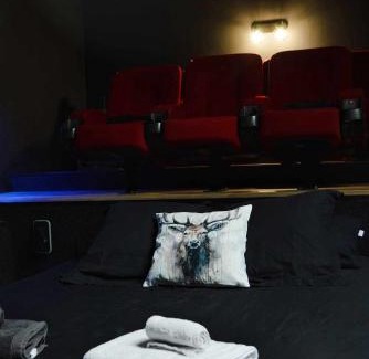 Lathuile Wohnung | LE COCON l'unique expérience Cinéma room de la Grange Savoyarde 1km du Lac d'Annecy