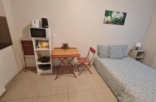 Montfermeil Wohnung | le Coucher De Lune Studio pour 2 a 3 personnes a Montfermeil