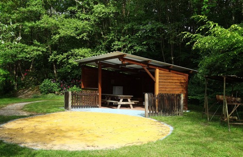 Le Fay Skihütte | LE FAY: Chalet (Loriot) am Rande eines Teiches im Herzen der Natur