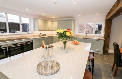 Clows Top Hütte | LEA FARM HOUSE, family friendly, with hot tub in Cleobury Mortimer
