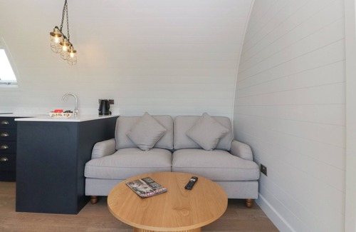 Newent Hütte | LEADON VIEW OAK, pet friendly, with a garden in Newent