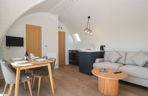 Newent Hütte | LEADON VIEW OAK, pet friendly, with a garden in Newent
