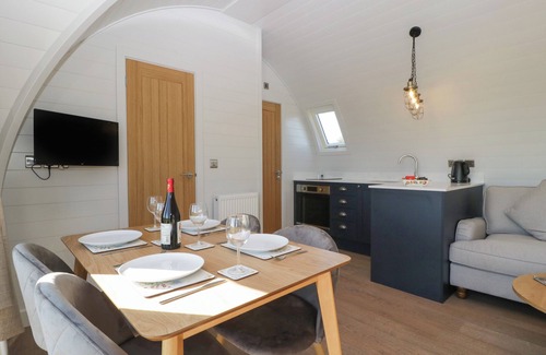 Newent Hütte | LEADON VIEW OAK, pet friendly, with a garden in Newent