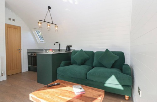 Newent Hütte | LEADON VIEW WILLOW, pet friendly, with a garden in Newent