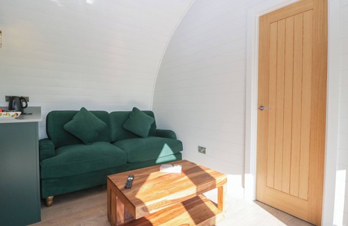 Newent Hütte | LEADON VIEW WILLOW, pet friendly, with a garden in Newent